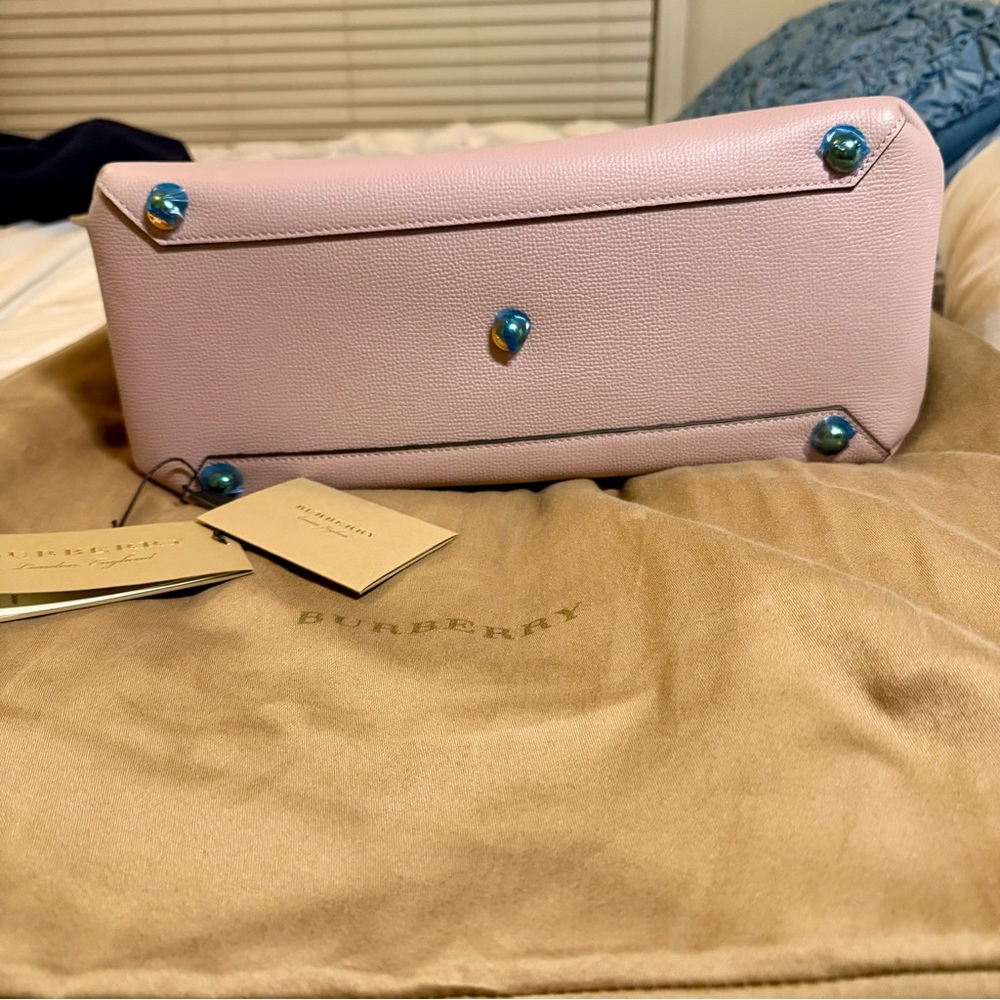 BURBERRY Derby Calfskin House Check
Medium Banner Tote Pale Orchid - Picture 4 of 9